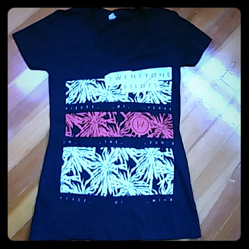 NWOT-Twenty-One Pilots V-neck tee - Picture 1 of 3